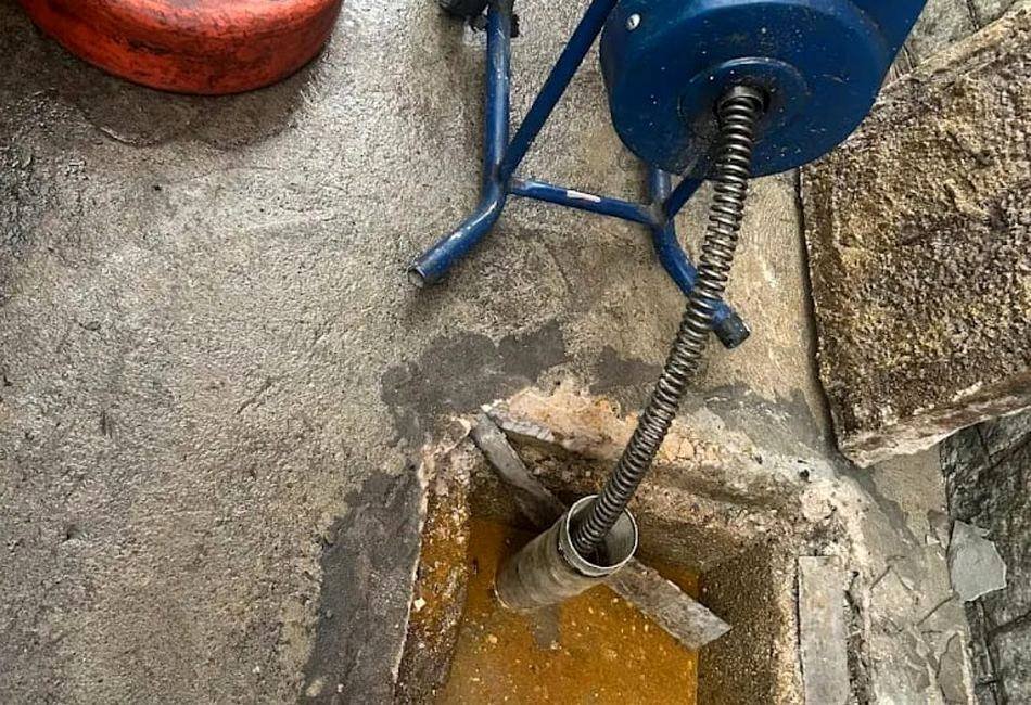 Serviço real de desentupimento com equipamento profissional Doutor Esgoto