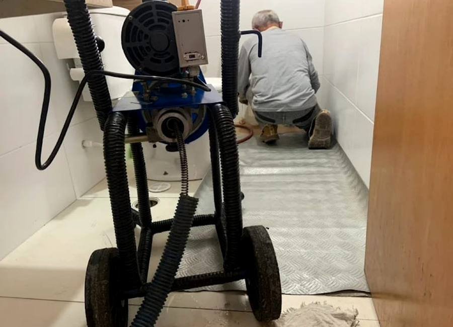 Limpa fossa e limpeza de caixa com equipamento profissional